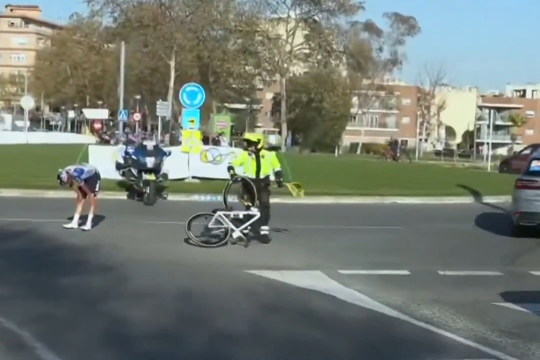 Fatalna kraksa słynnego kolarza. Rozbił się tuż przed metą [WIDEO]