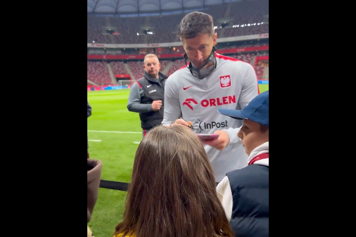 Co za obrazki na treningu. Lewandowski w roli głównej [WIDEO]