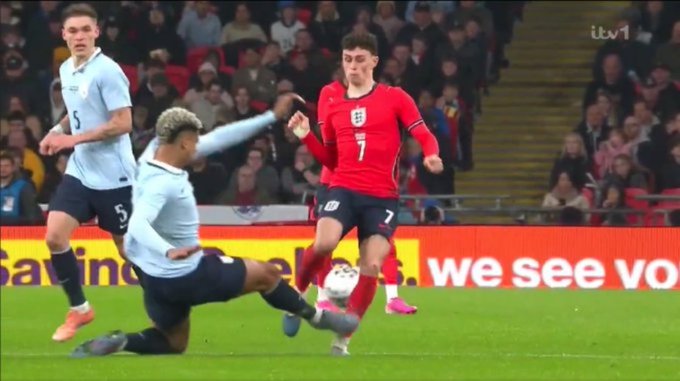 Brutalny faul Araujo. Gwiazda musiała zejść z boiska [WIDEO]