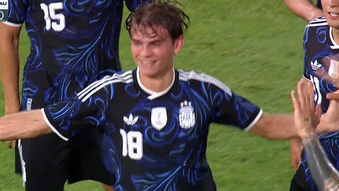 Cudowny gol Argentyńczyka z wolnego. Niespodziewany wynik mistrzów świata