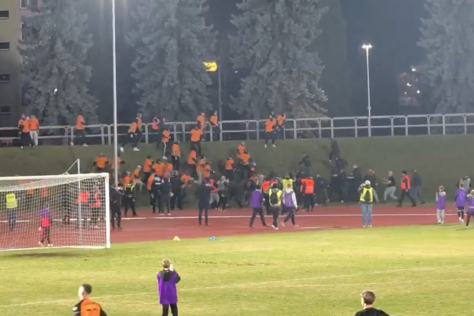 Ogromny skandal w polskiej lidze! Regularna bijatyka, interweniowała policja [WIDEO]