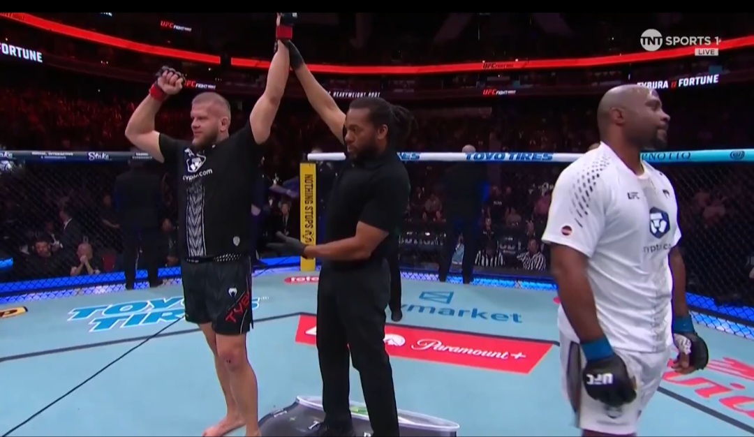 Polak ogłoszony zwycięzcą, nagle szokujący zwrot akcji. Niebywałe, co stało się na gali UFC [WIDEO]