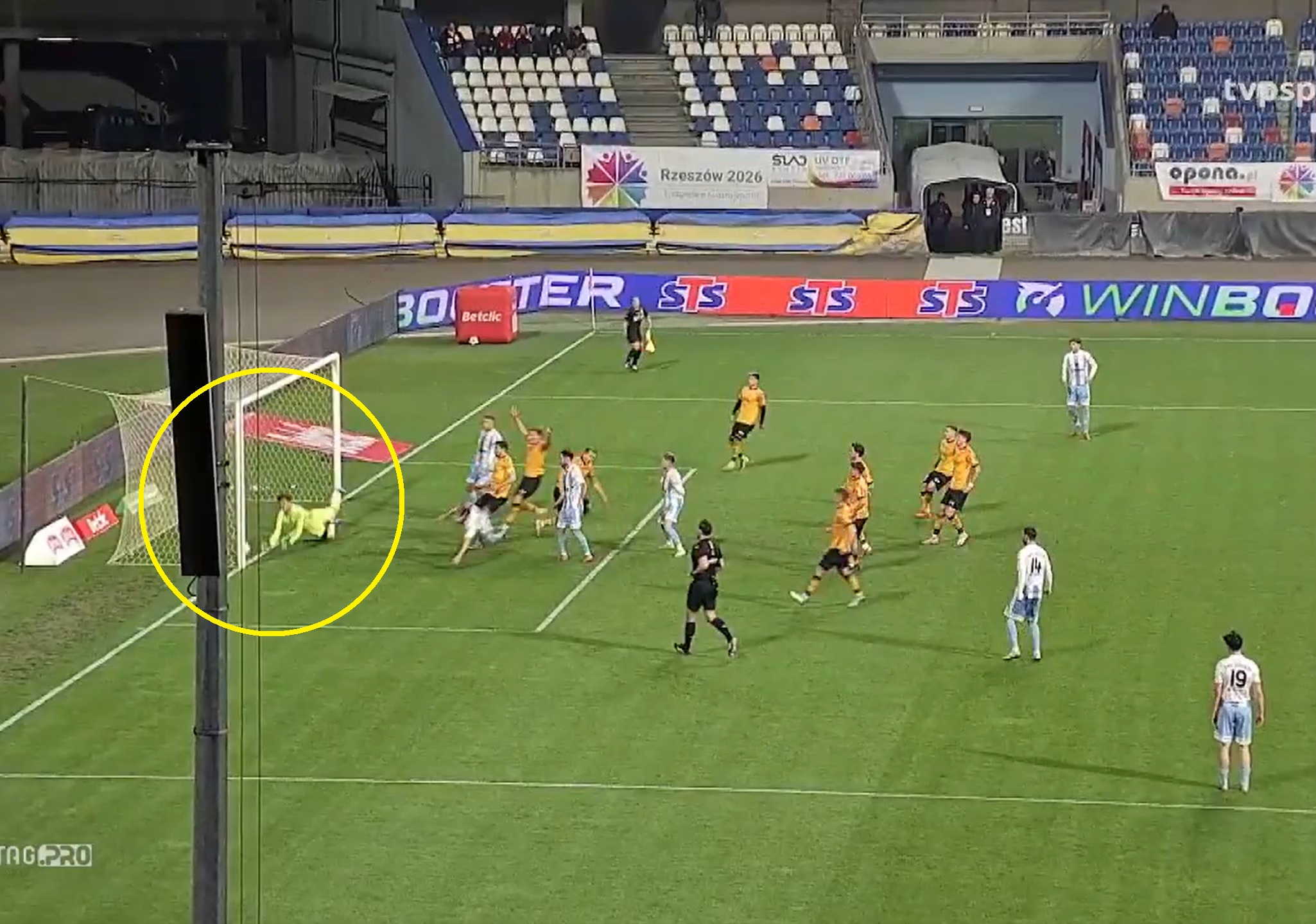 Wielkie kontrowersje w 2 Lidze! Sędzia w roli głównej [WIDEO]