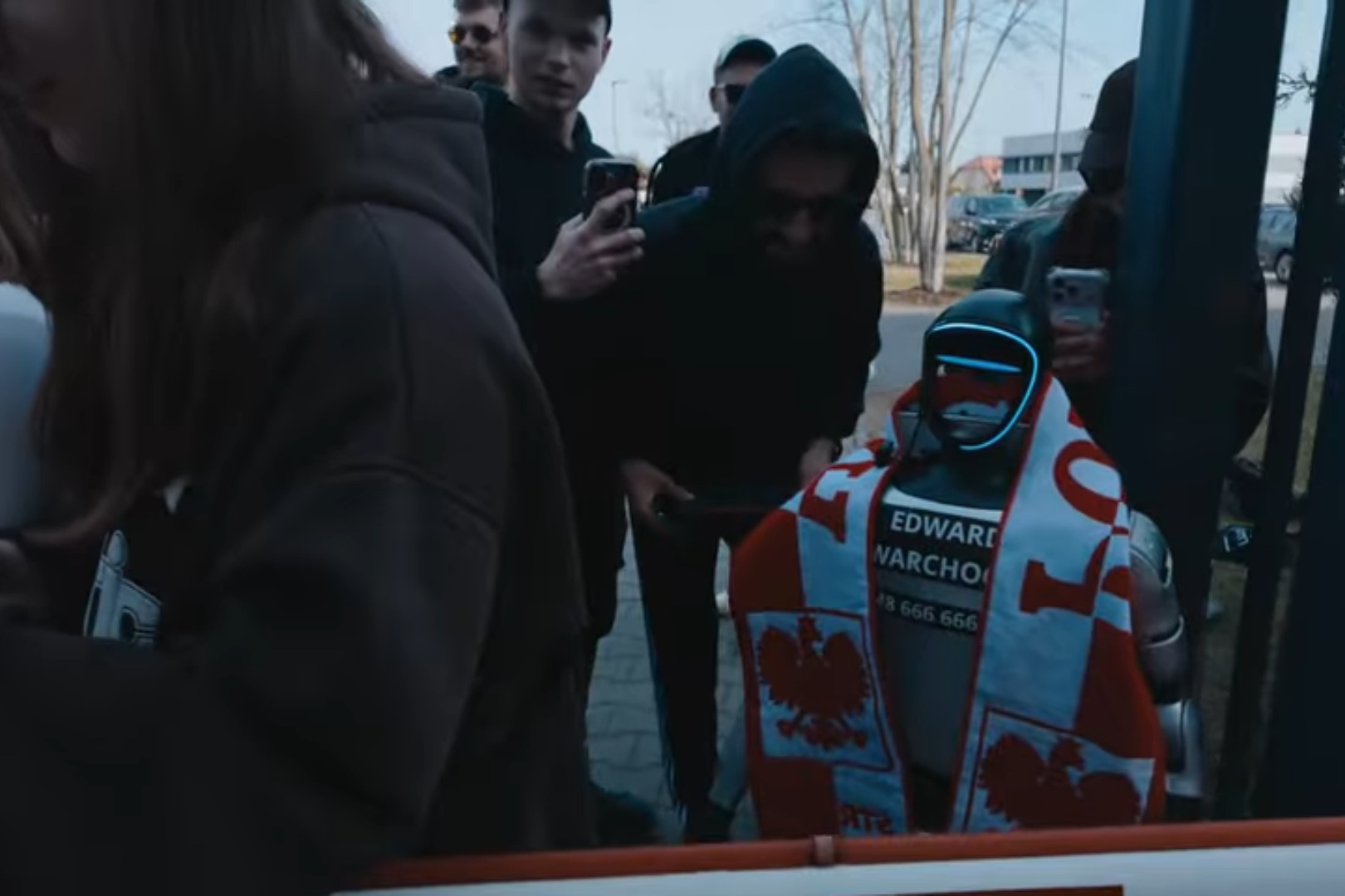 Hit! Nie uwierzycie, kto prosił Polaków o autografy [WIDEO]