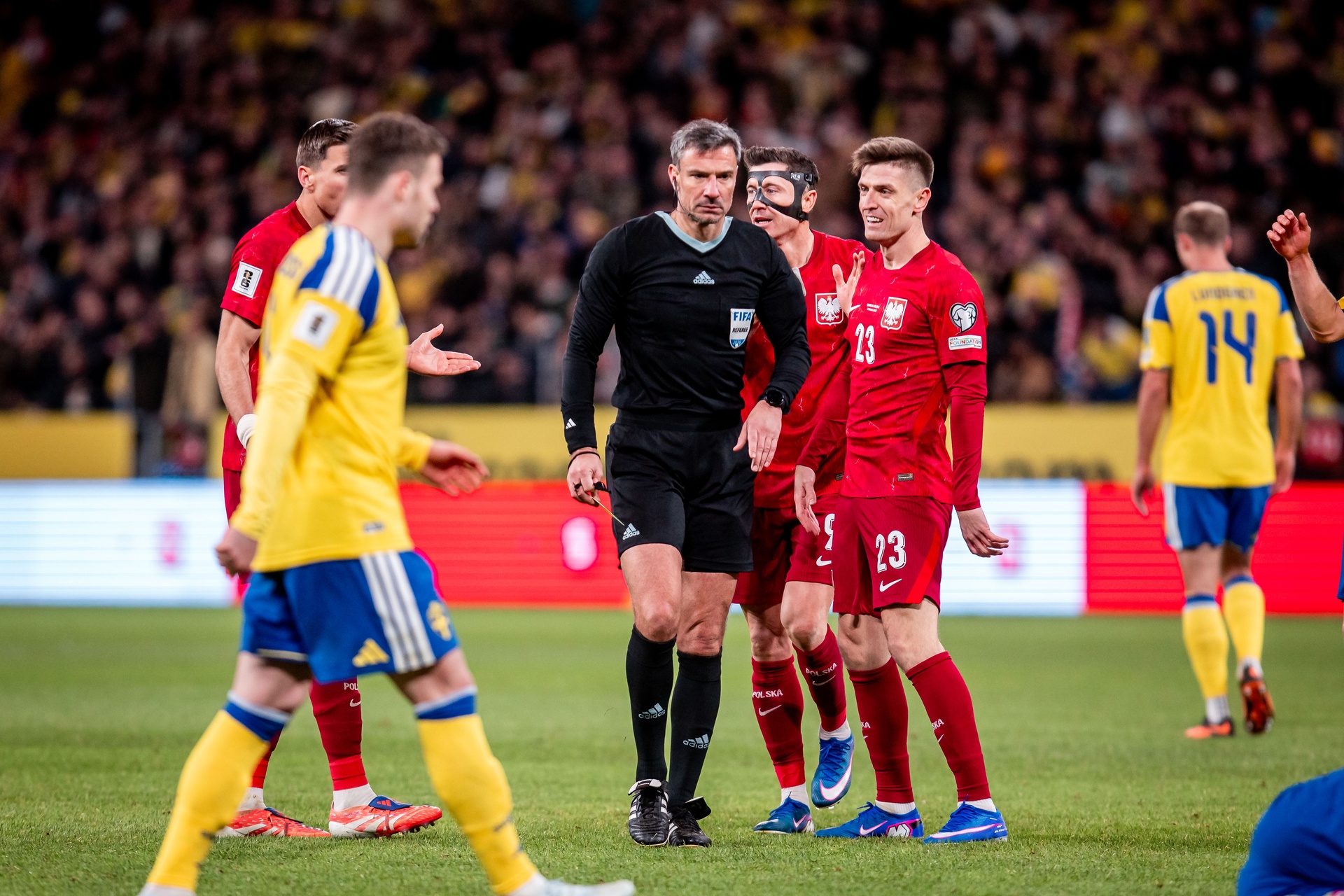 Sędzia wypaczył wynik meczu Polski. Ekspert się nie hamował. "Tandetny cyrk"