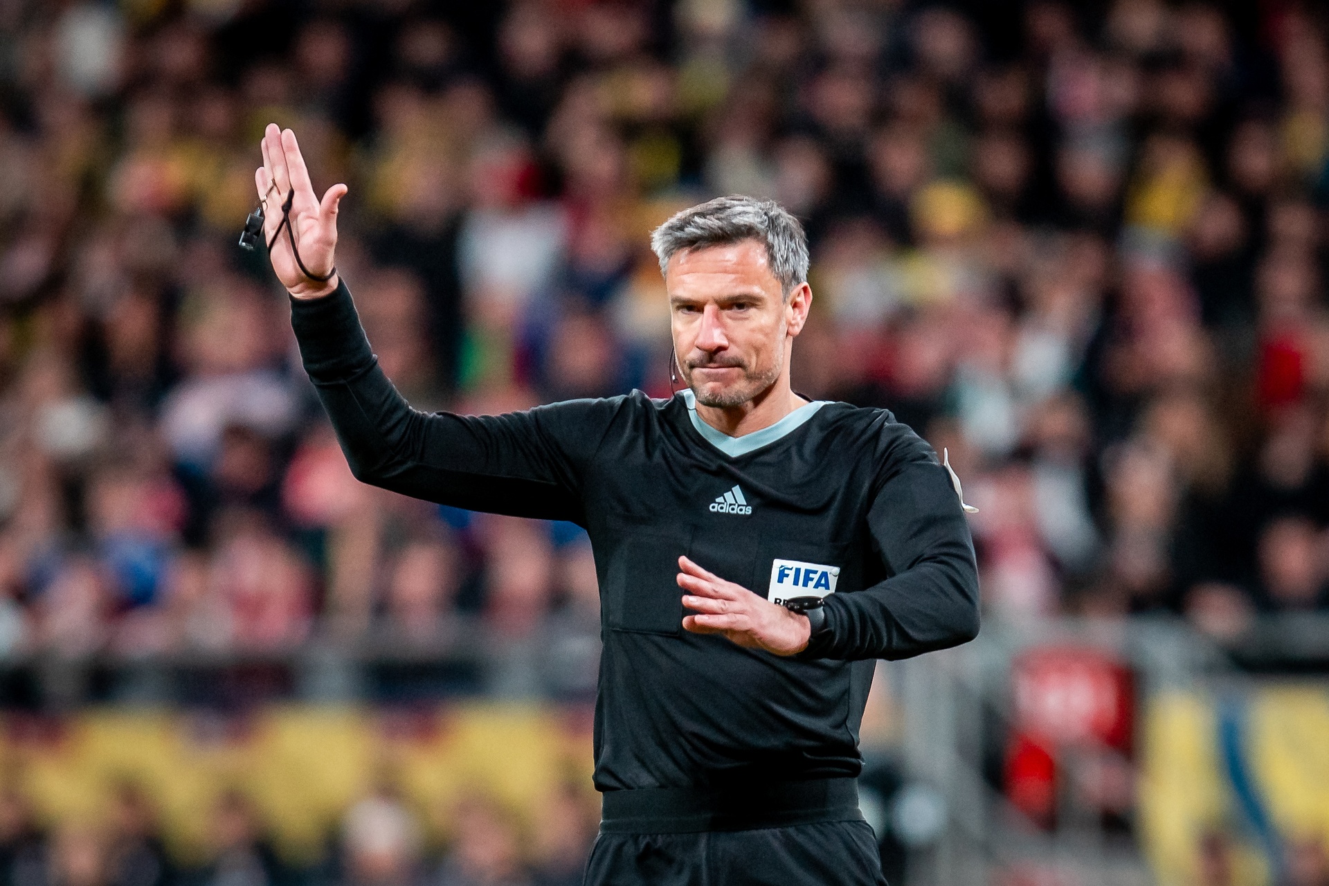 Gromy po sędziowaniu w meczu Polski. "Biegał jak emeryt"