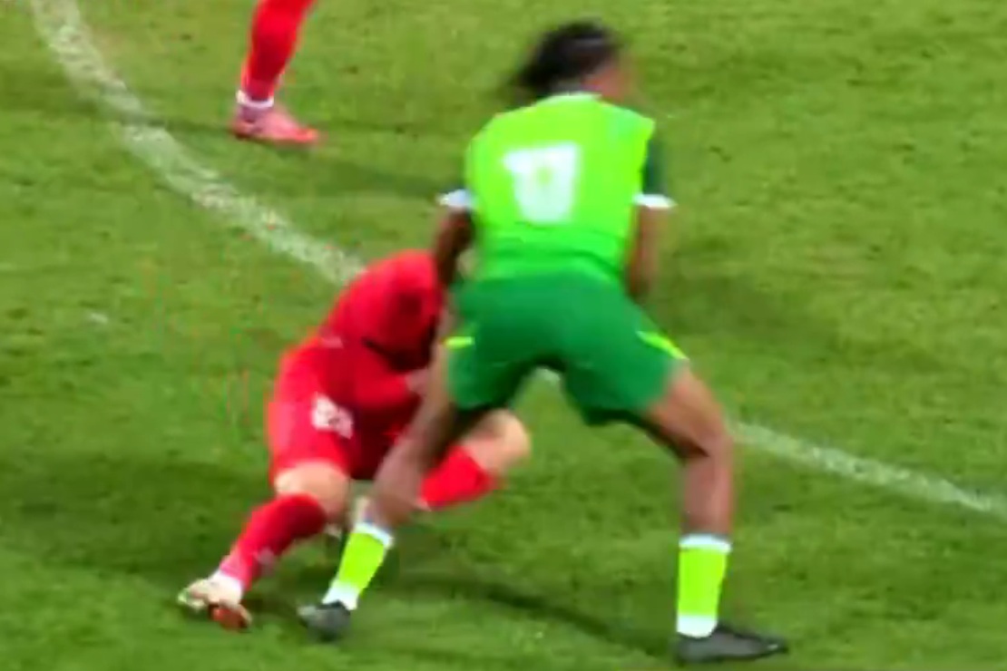 Były gracz Arsenalu wpadł w szał. Sędzia nie miał wyboru [WIDEO]