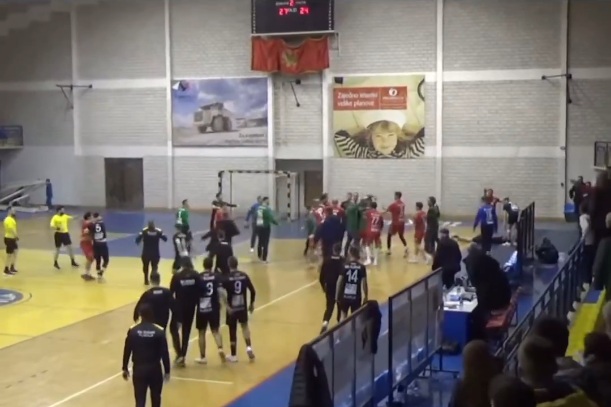 Gigantyczna bijatyka podczas meczu. Oberwał nawet prezes [WIDEO]