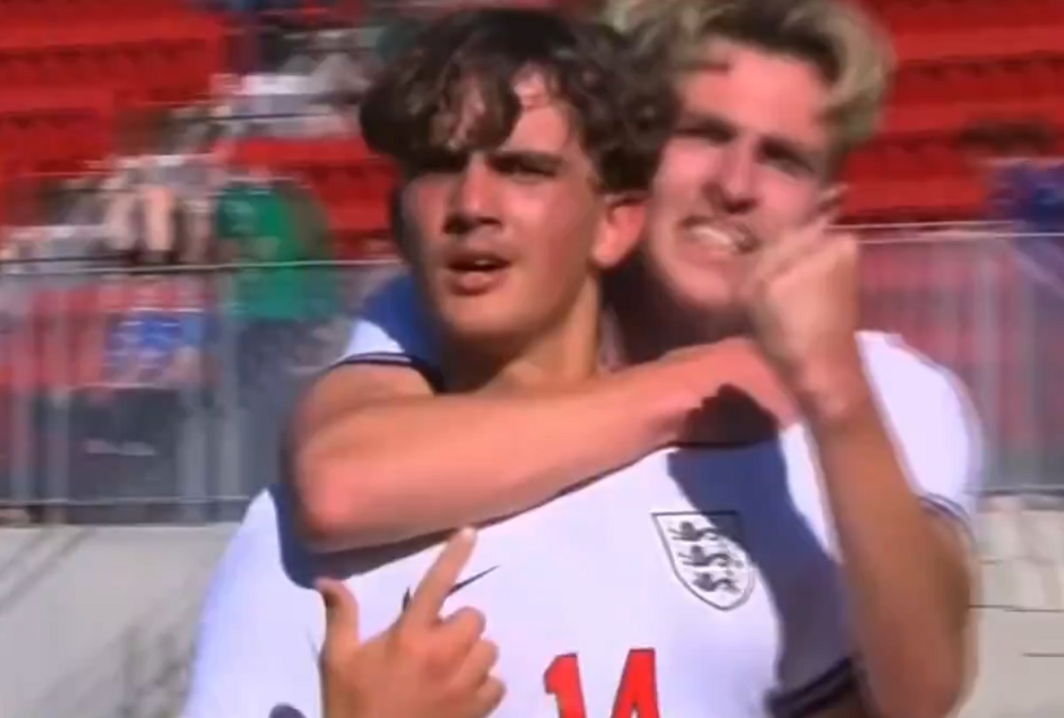 Rajd przez pół boiska i gol. 16-latek z Arsenalu zachwycił w kadrze [WIDEO]