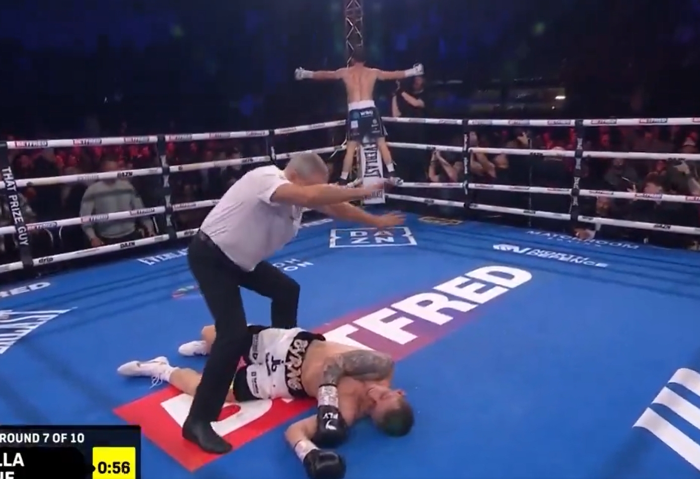 Potworny nokaut w ringu. Musiał szybko trafić do szpitala [WIDEO]