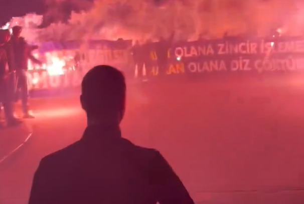 Kapitan Fenerbahce wyszedł z aresztu. Co za przywitanie [WIDEO]