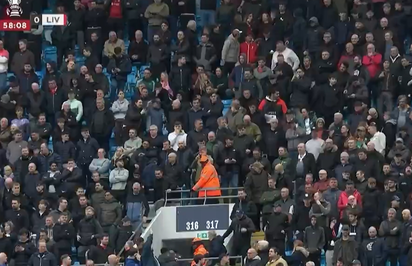 Kibice Liverpoolu nie wytrzymali. Ostra reakcja na 0:4 z City [WIDEO]