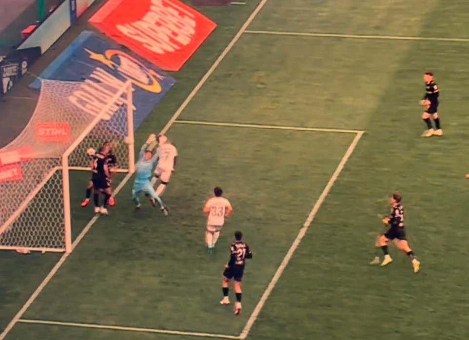 Co za klops bramkarza w Ekstraklasie. "Dał się zrobić jak junior" [WIDEO]