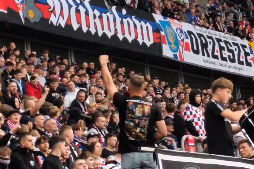 Podolski pojawił się na trybunach. Tak spędzał karę [WIDEO]