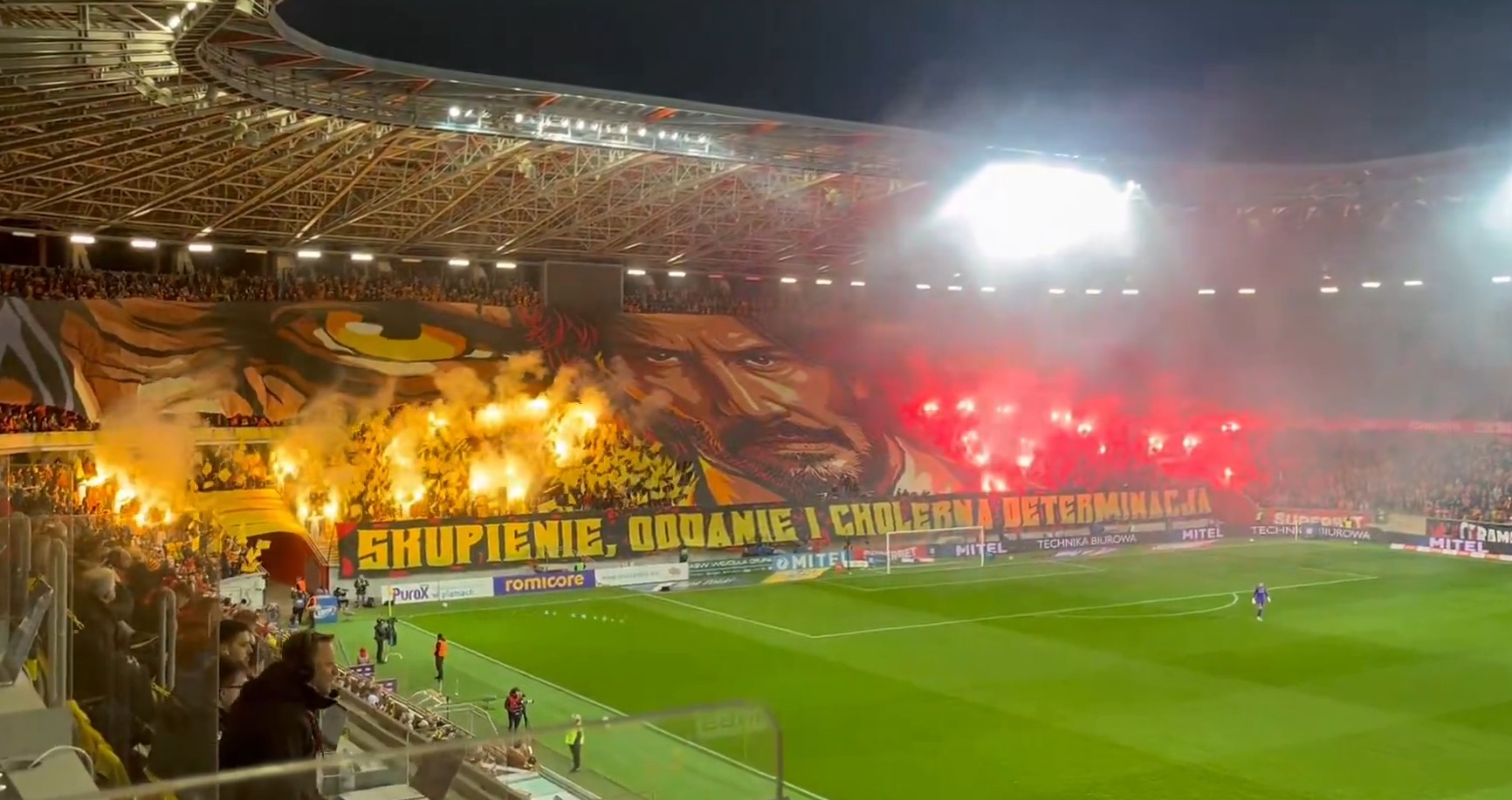 Efektowna oprawa w hicie Ekstraklasy. Show kibiców Jagiellonii [WIDEO]