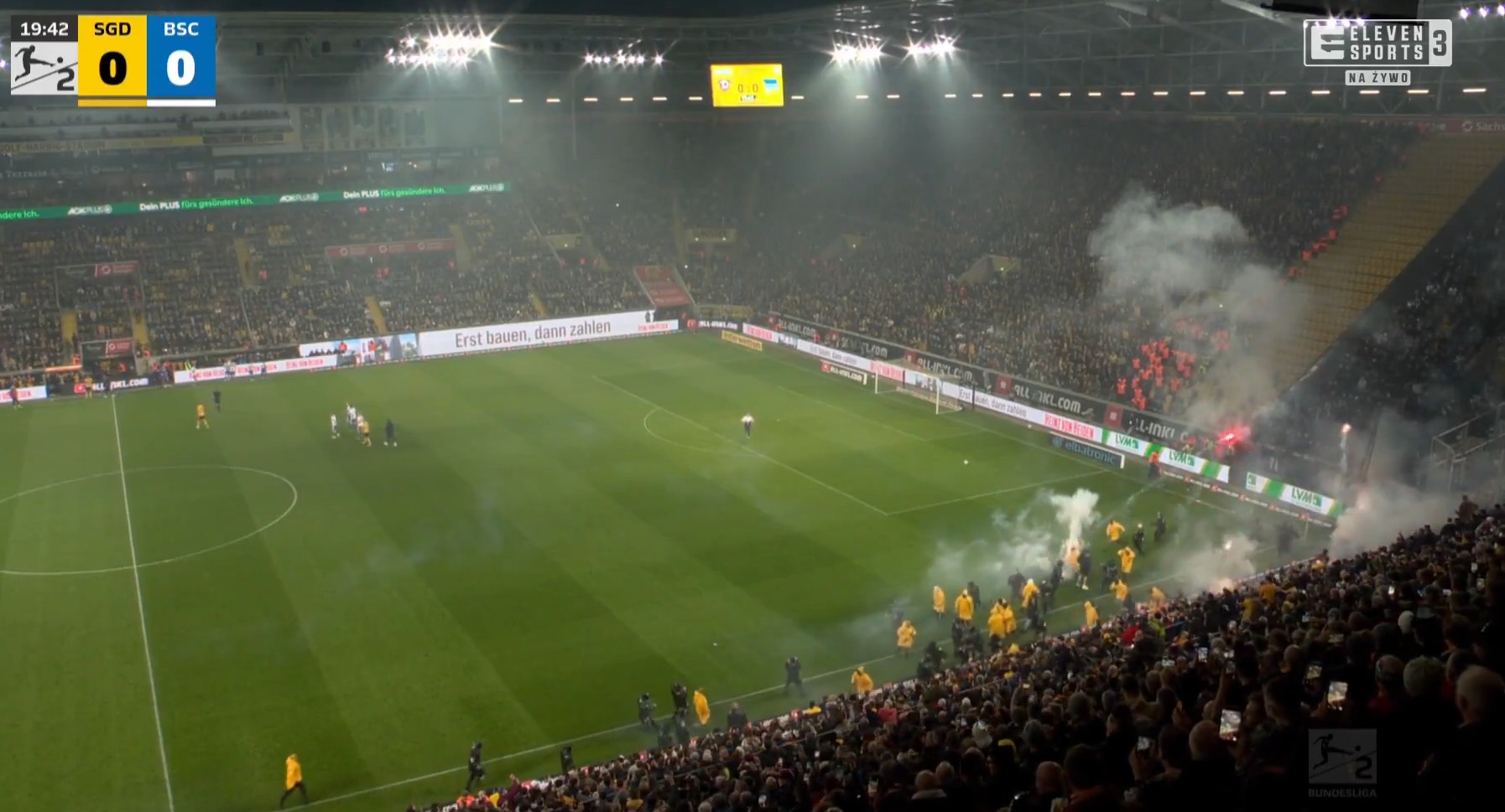 Kibole rzucali w siebie racami, policja na murawie. Gigantyczna zadyma w Niemczech [WIDEO]