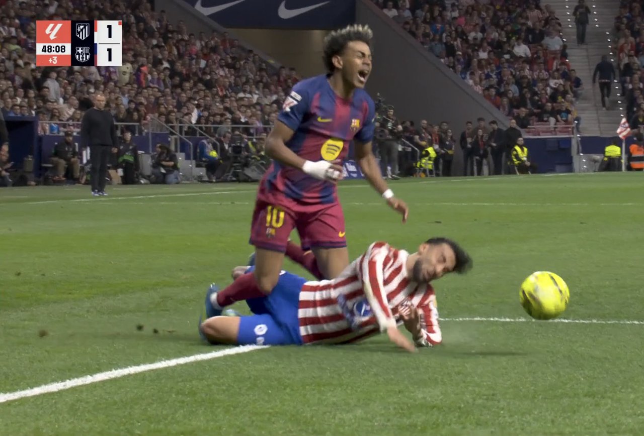 Piłkarz Atletico wyleciał w hicie z Barceloną! Wyciął Yamala [WIDEO]