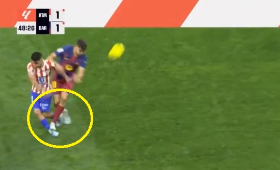 Brutalny faul i cofnięta czerwona dla piłkarza Barcy! Wielka kontrowersja [WIDEO]