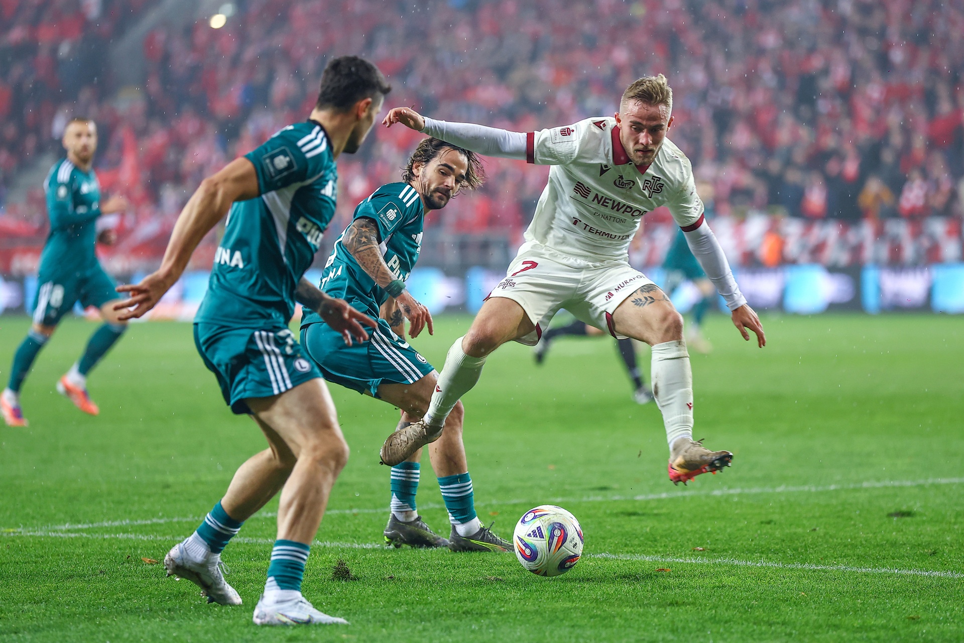 Wstyd tak grać. Wydali miliony, nie potrafią kopnąć w bramkę. Utrzymanie to już cud