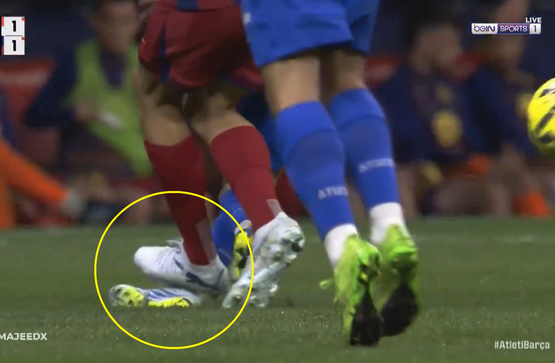 Piłkarz Barcelony wbił korki w kostkę rywala. Sędzia wyjaśnił, dlaczego anulował czerwoną kartkę