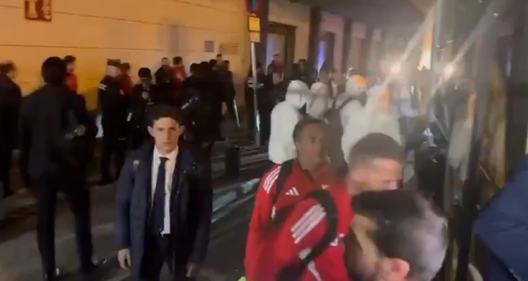 "Wynocha, skur****ny". Kibice słynnego klubu stracili cierpliwość. Interweniowała policja [WIDEO]