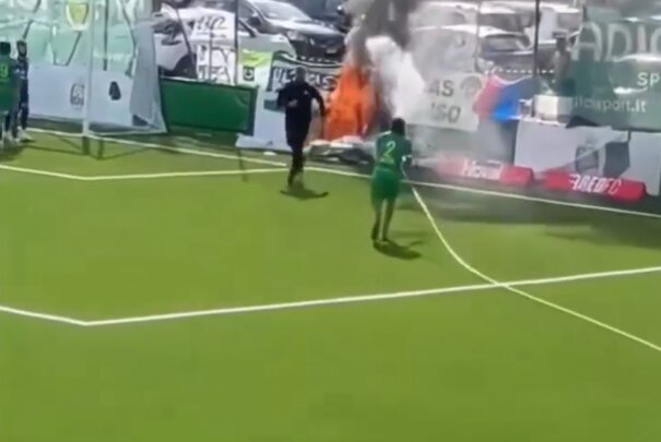 Pożar w trakcie meczu. Były piłkarz Interu chwycił za wąż [WIDEO]