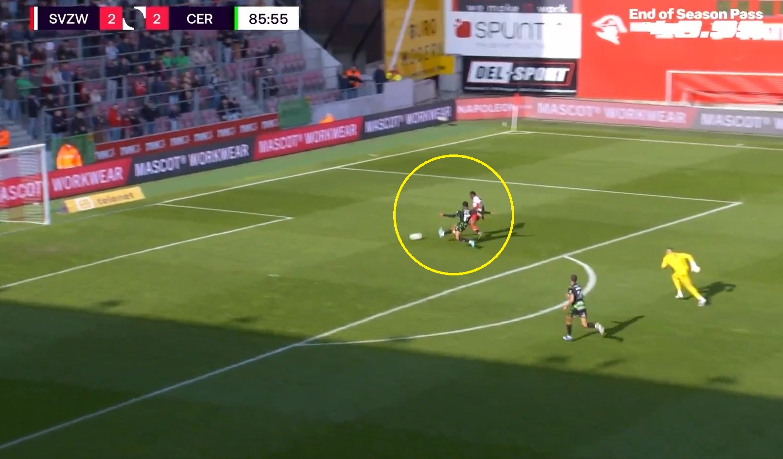 Jak on tego nie trafił!? Cyrk w czołowej lidze Europy [WIDEO]