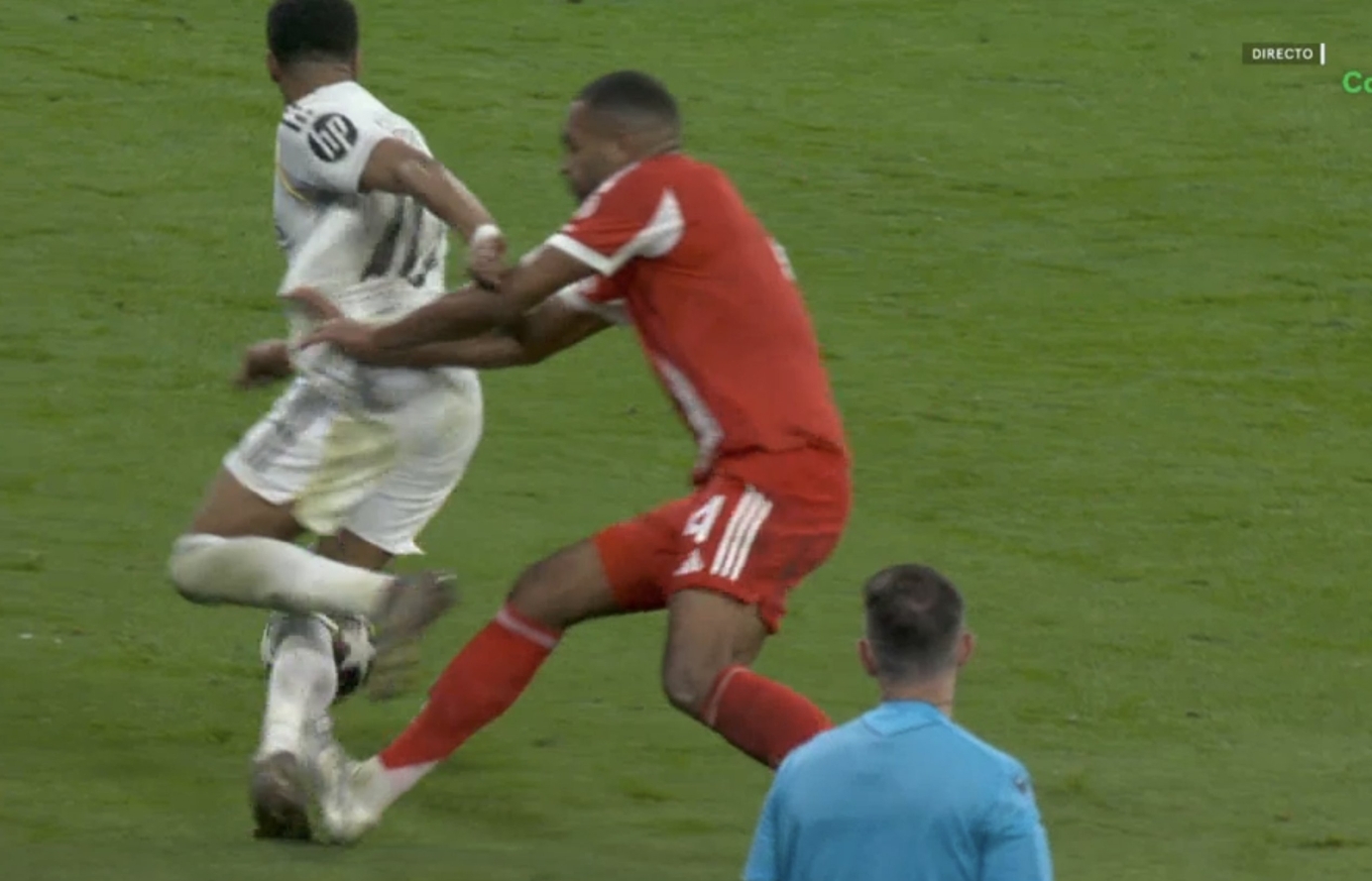 Spore kontrowersje w hicie LM. Piłkarz Bayernu powinien wylecieć? [WIDEO]