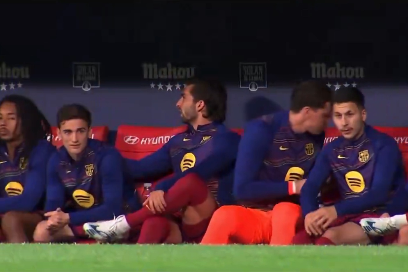 Kamery przyłapały Szczęsnego. Zasłonił się... kolegą [WIDEO]