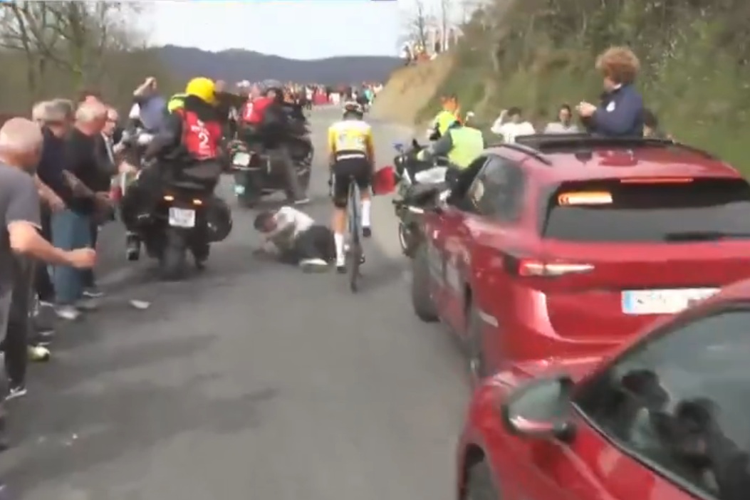 Szokujący wypadek podczas wyścigu. Mogło dojść do tragedii [WIDEO]