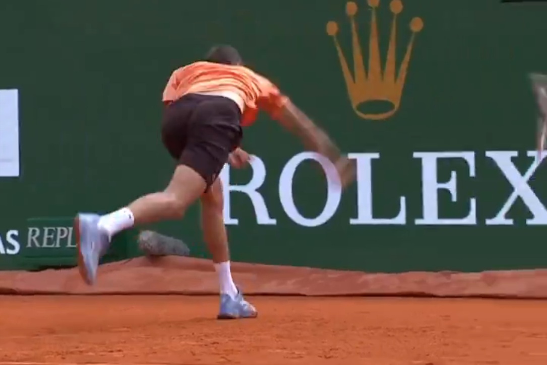 Atak furii znanego tenisisty. Reakcja widzów mówi sama za siebie [WIDEO]