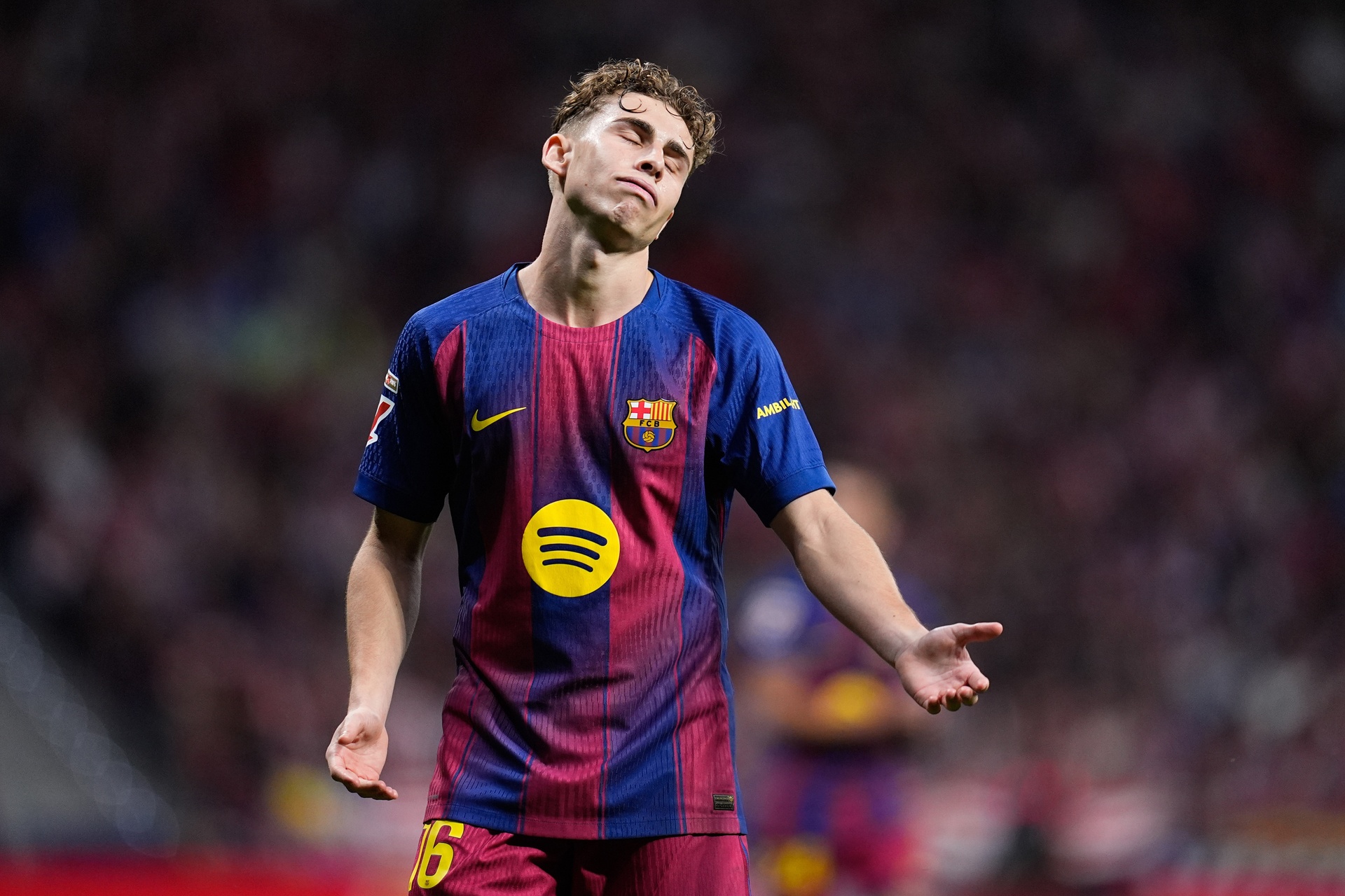 Gracz Barcelony oberwał w głowę. Incydent przed meczem z Atletico