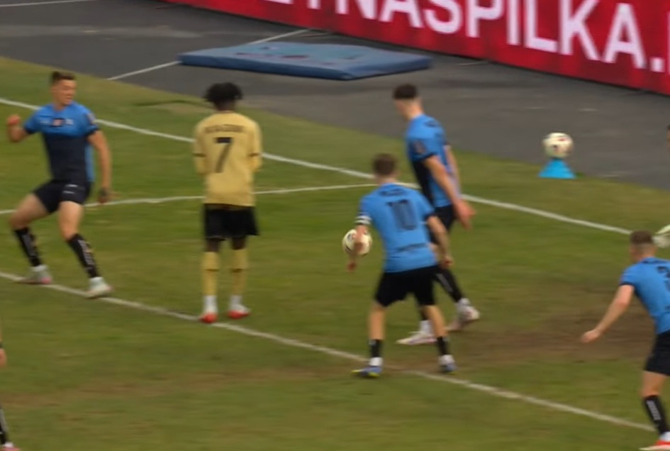 Strzelił gola kolegą. Sceny w półfinale Pucharu Polski [WIDEO]