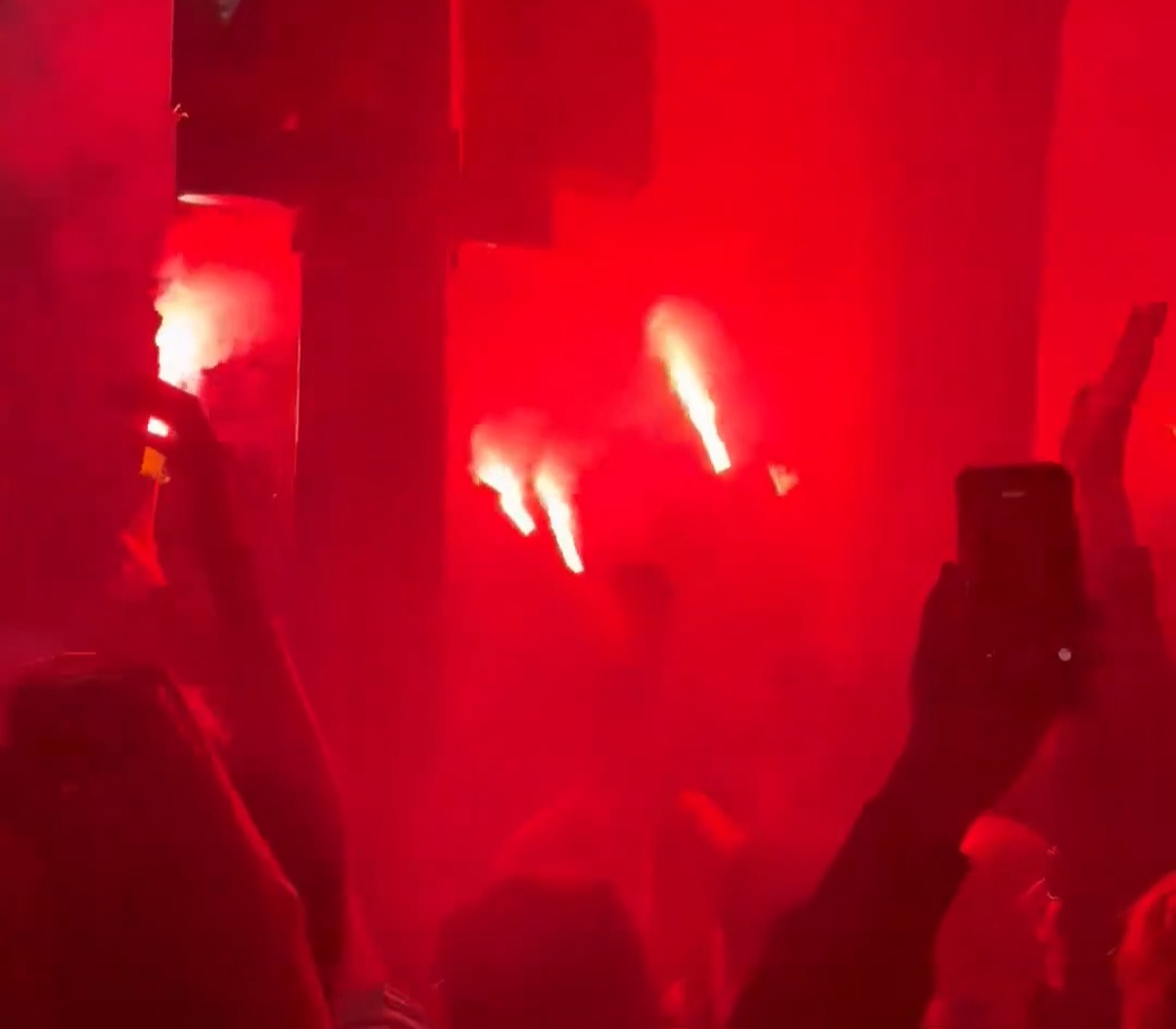 Barcelona zapłonęła. Szaleństwo kibiców przed hitem w Lidze Mistrzów [WIDEO]