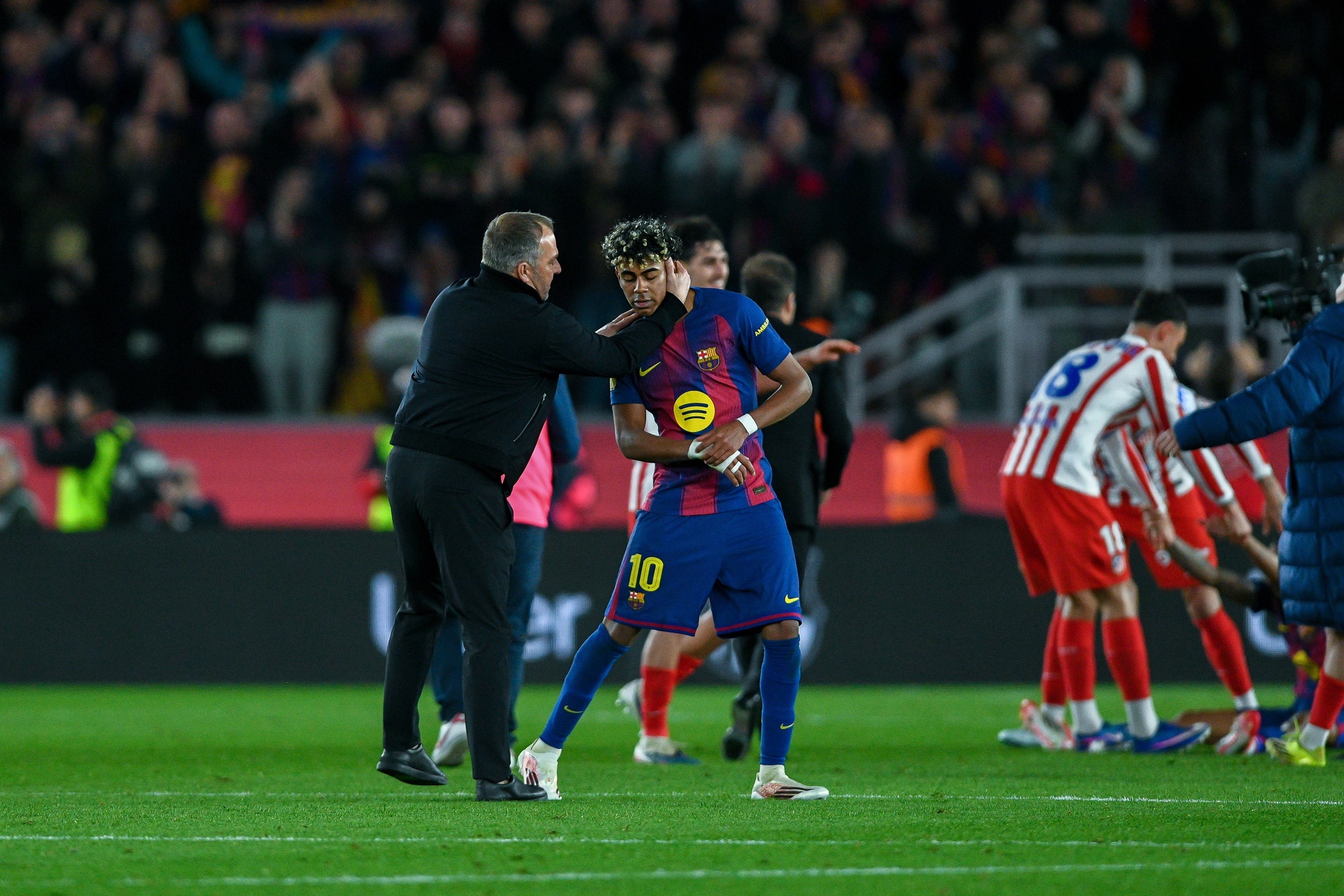 Flick stanął w obronie Yamala. Padły mocne słowa, apel do kibiców. "To niewiarygodne"
