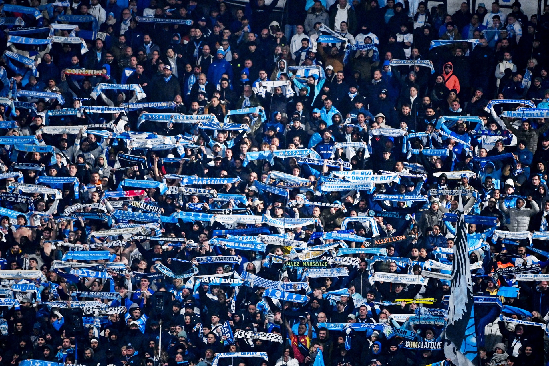 "Kawał g**na!". Kibice słynnego klubu przejechali się po nowym herbie