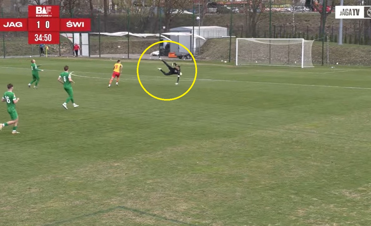 Kuriozalny gol piłkarza Jagiellonii. Co zrobił bramkarz?! [WIDEO]