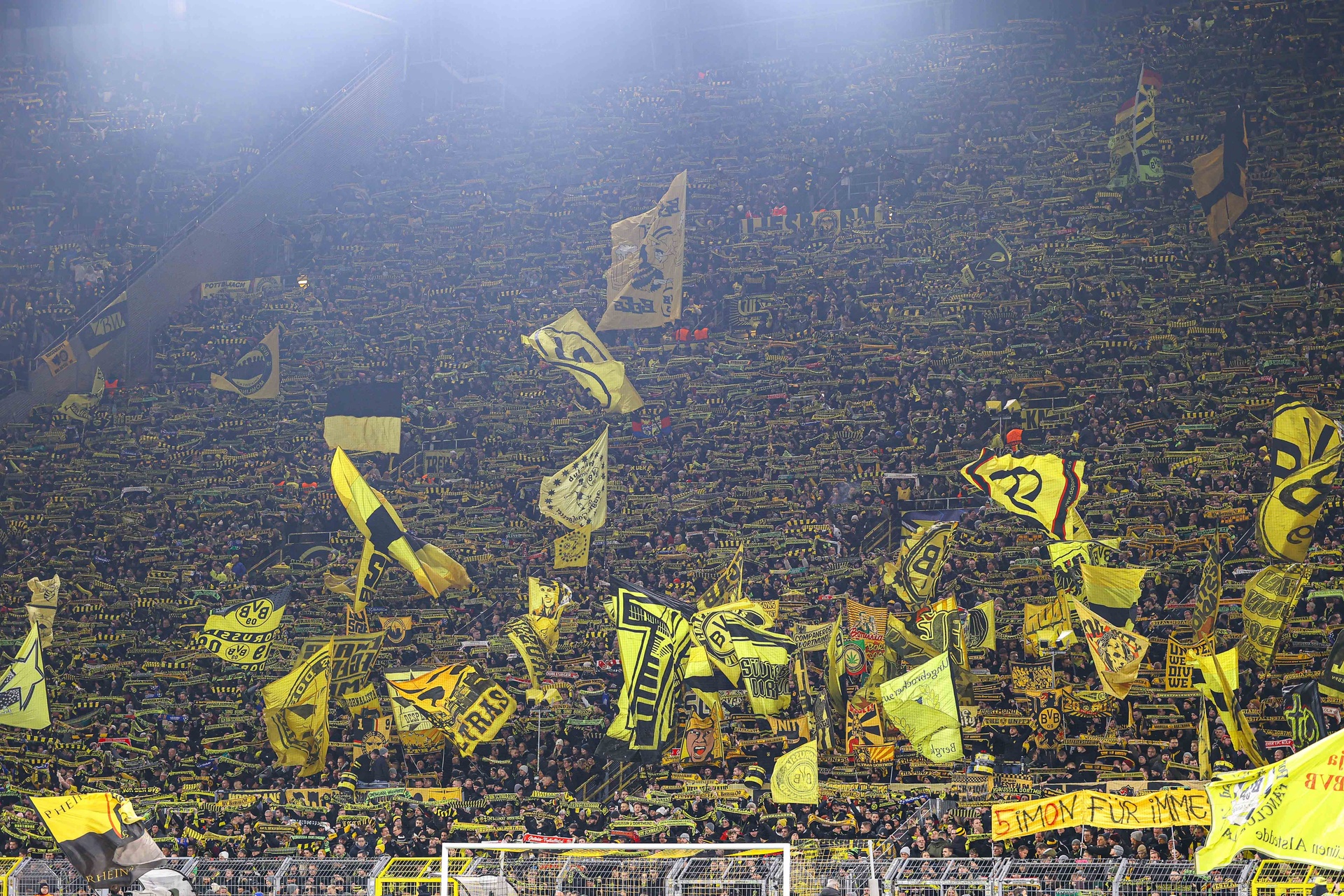 Dramatyczne sceny w hicie Bundesligi. Walka o życie pod stadionem