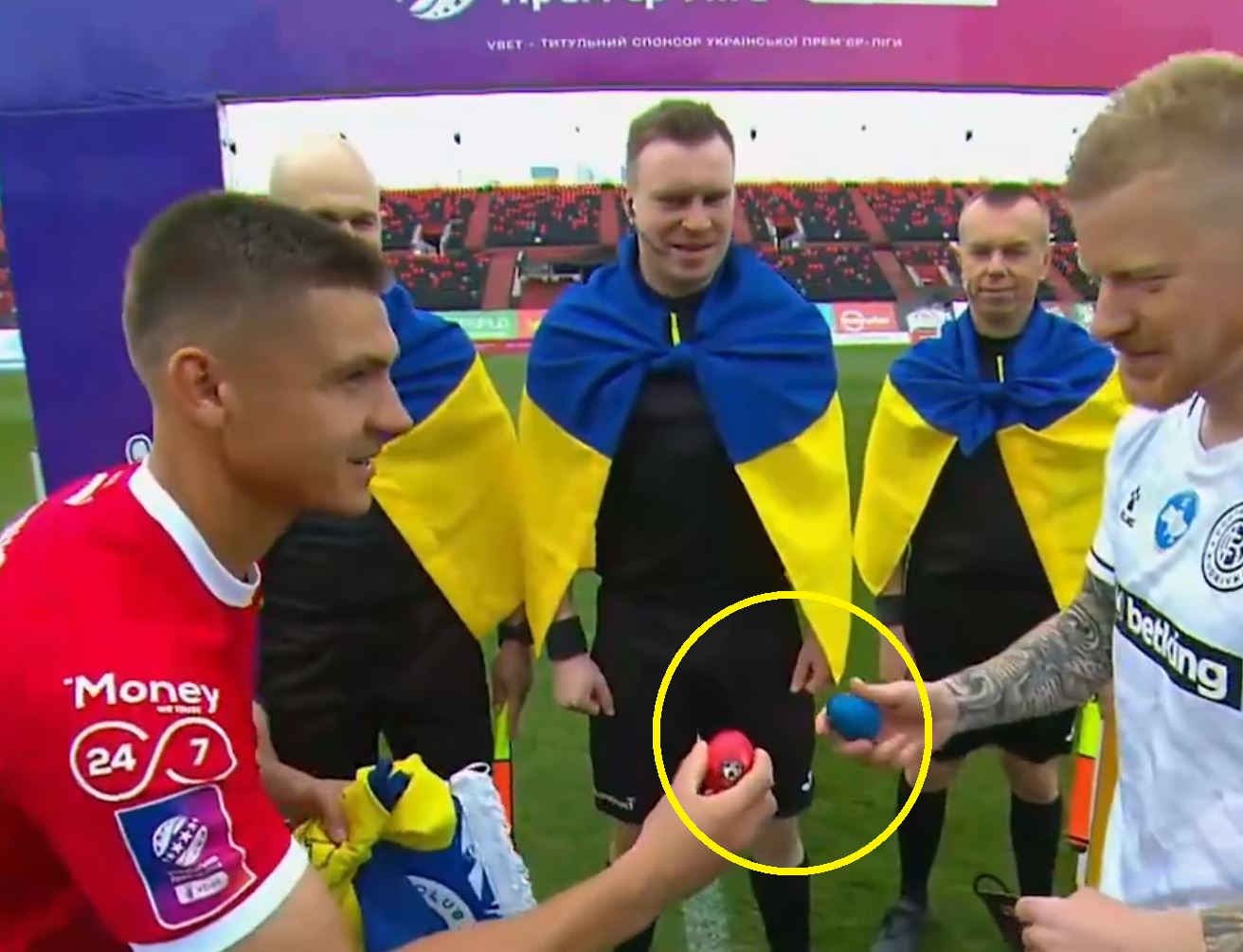 Zamiast monety... "walka" na jajka. To otwarcie meczu trzeba zobaczyć [WIDEO]