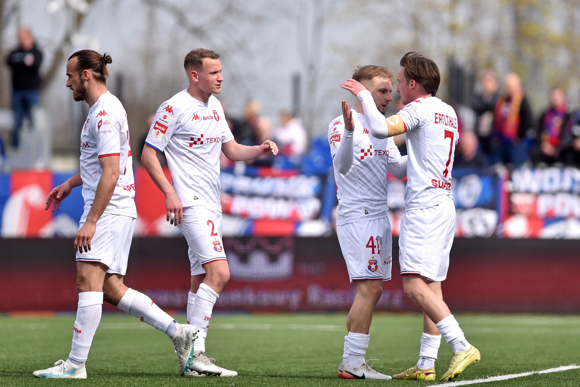 Kapitalny gol Wiślaka. Awans to już formalność [WIDEO]