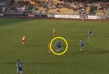 Co za gol w Betclic 1 lidze. Bramkarz zaskoczony strzałem z połowy [WIDEO]