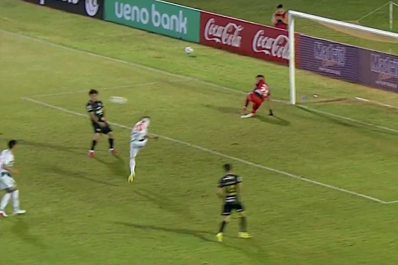 Podszedł do rzutu karnego. Trafił do siatki... twarzą [WIDEO]