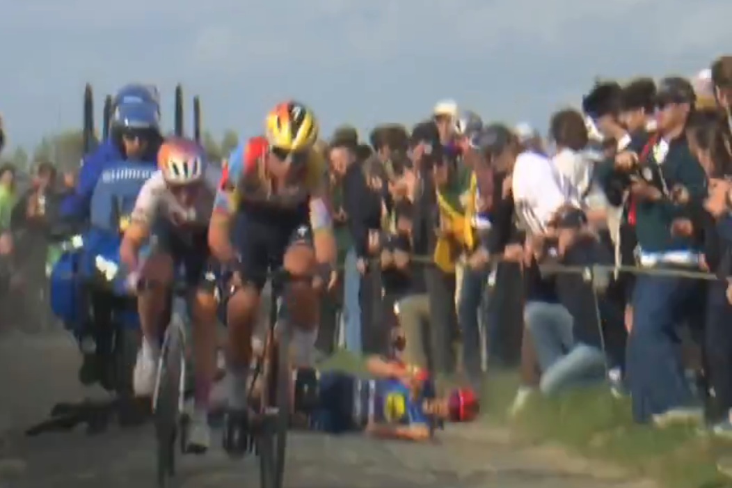 Dramat w słynnym wyścigu. Faworytka runęła na ziemię [WIDEO]