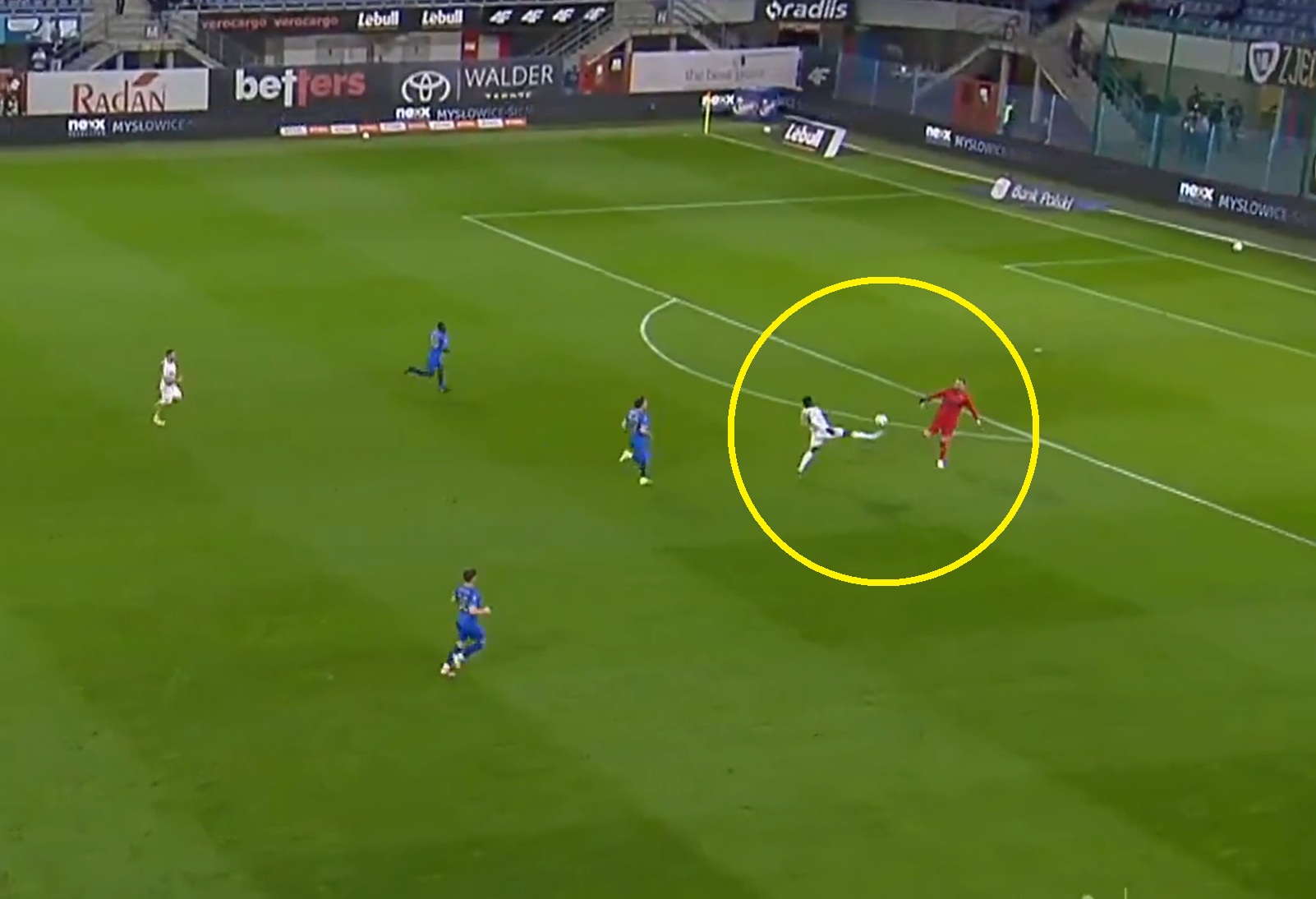 Bramkarz Piasta wyszedł na spacer. Kuriozalny gol w Ekstraklasie [WIDEO]