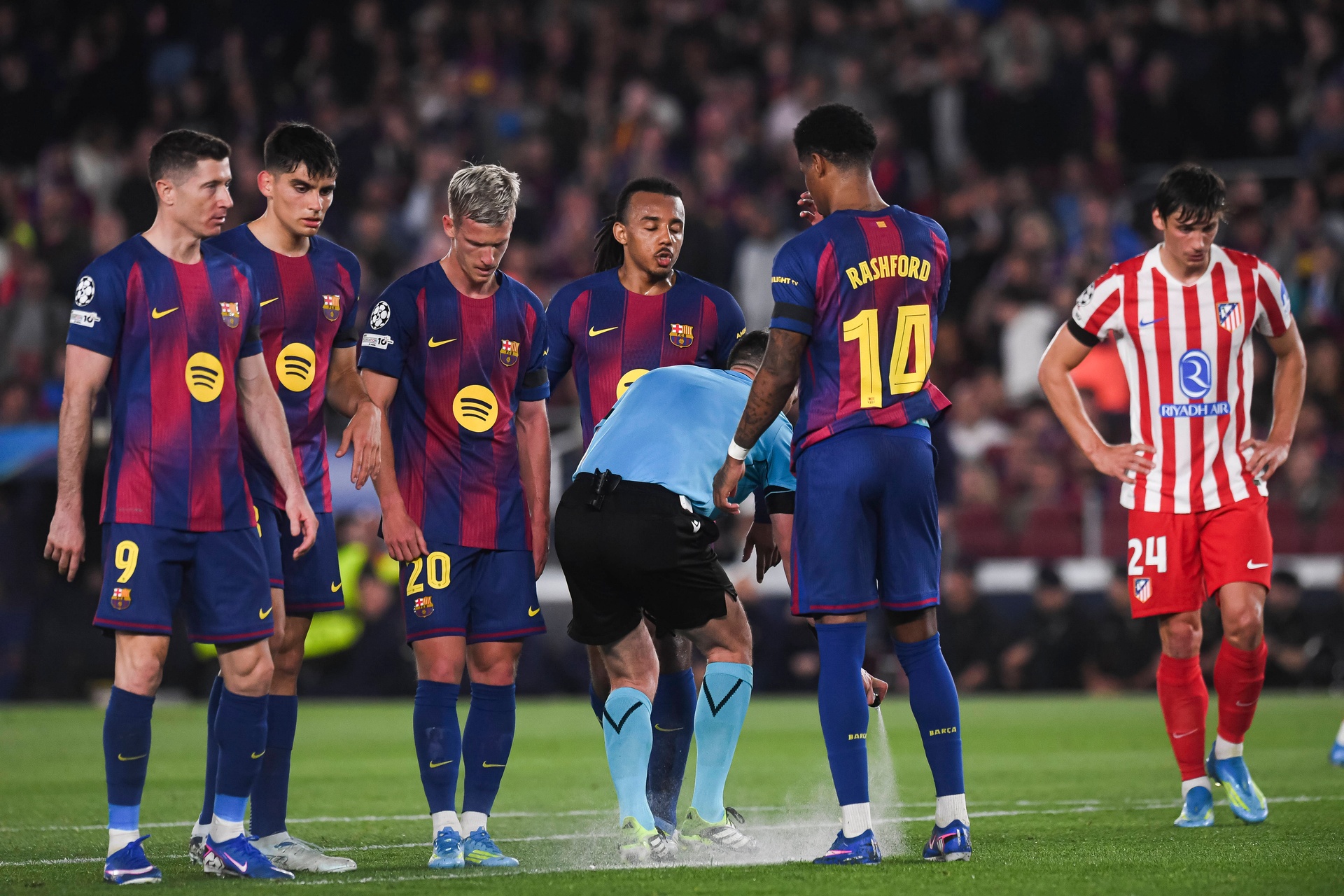 Legenda futboli drwi z Barcelony. "Pokażcie pokorę i to usuńcie" 