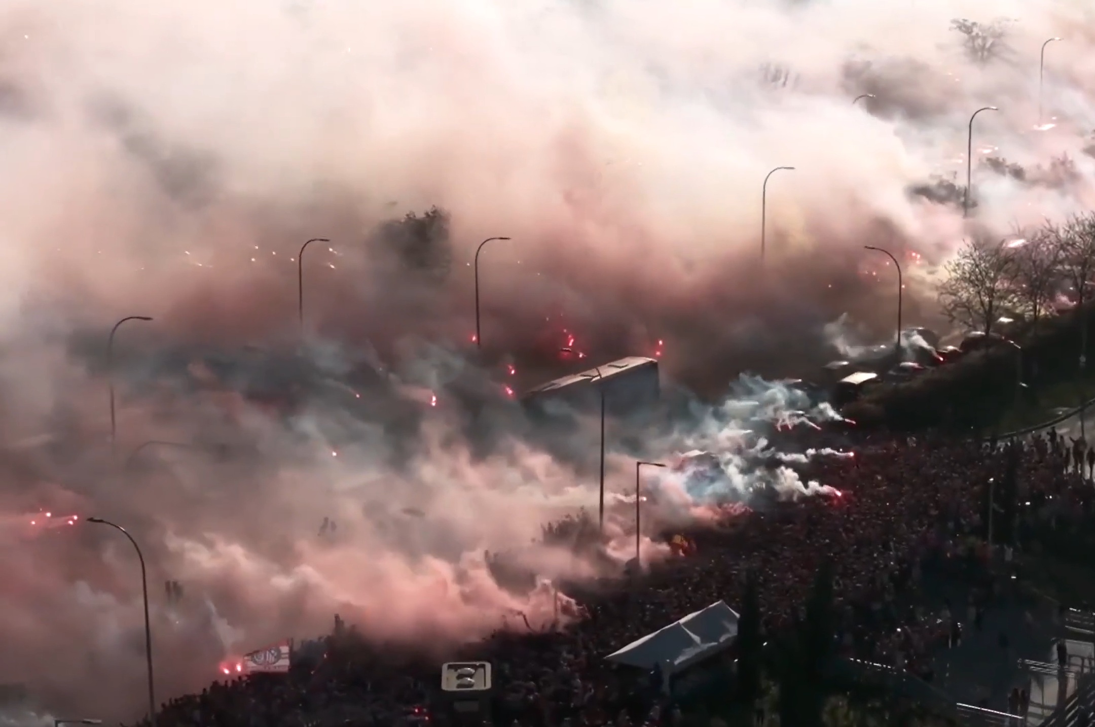 Dymy przed meczem Atletico z Barceloną. Szaleństwo na ulicach [WIDEO]