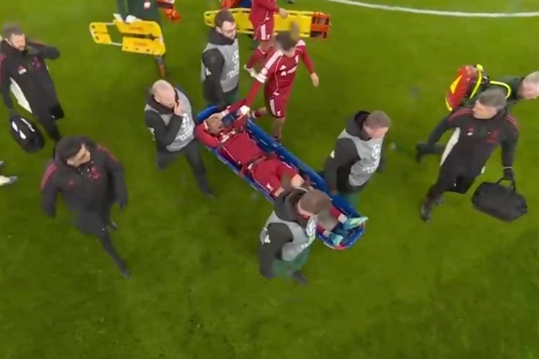 Koszmar gwiazdora Liverpoolu. Opuścił boisko na noszach, mundial pod znakiem zapytania