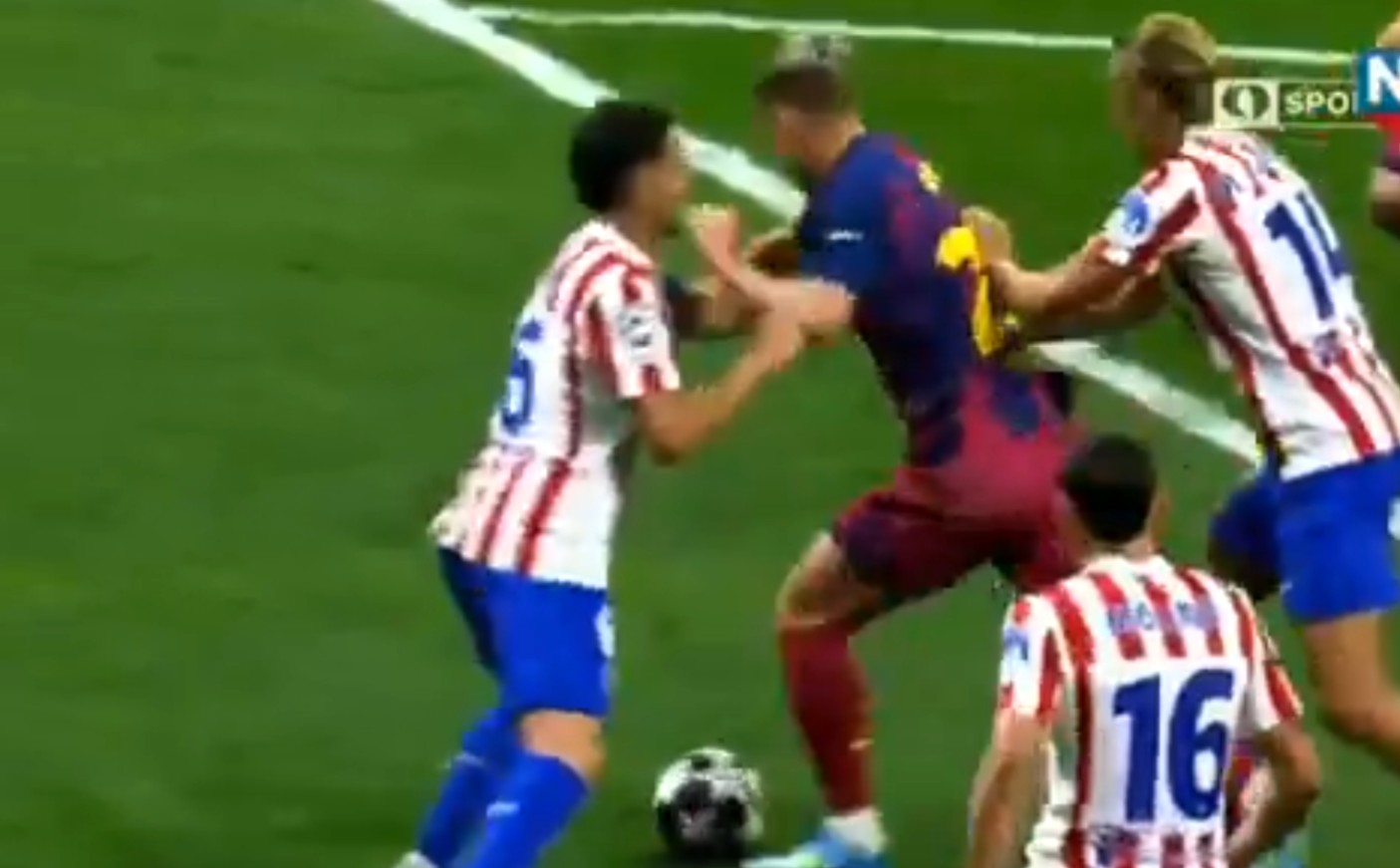 Spora kontrowersja w hicie Ligi Mistrzów. Sędziowie skrzywdzili Barcelonę? [WIDEO]