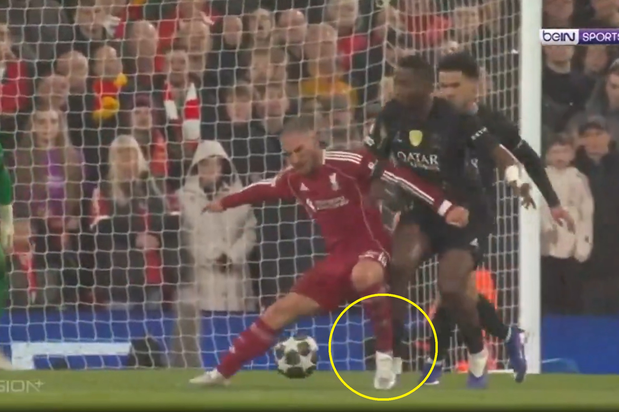 Piłkarz Liverpoolu kopnięty w nogę, ale nie ma karnego! Sceny w ćwierćfinale [WIDEO]