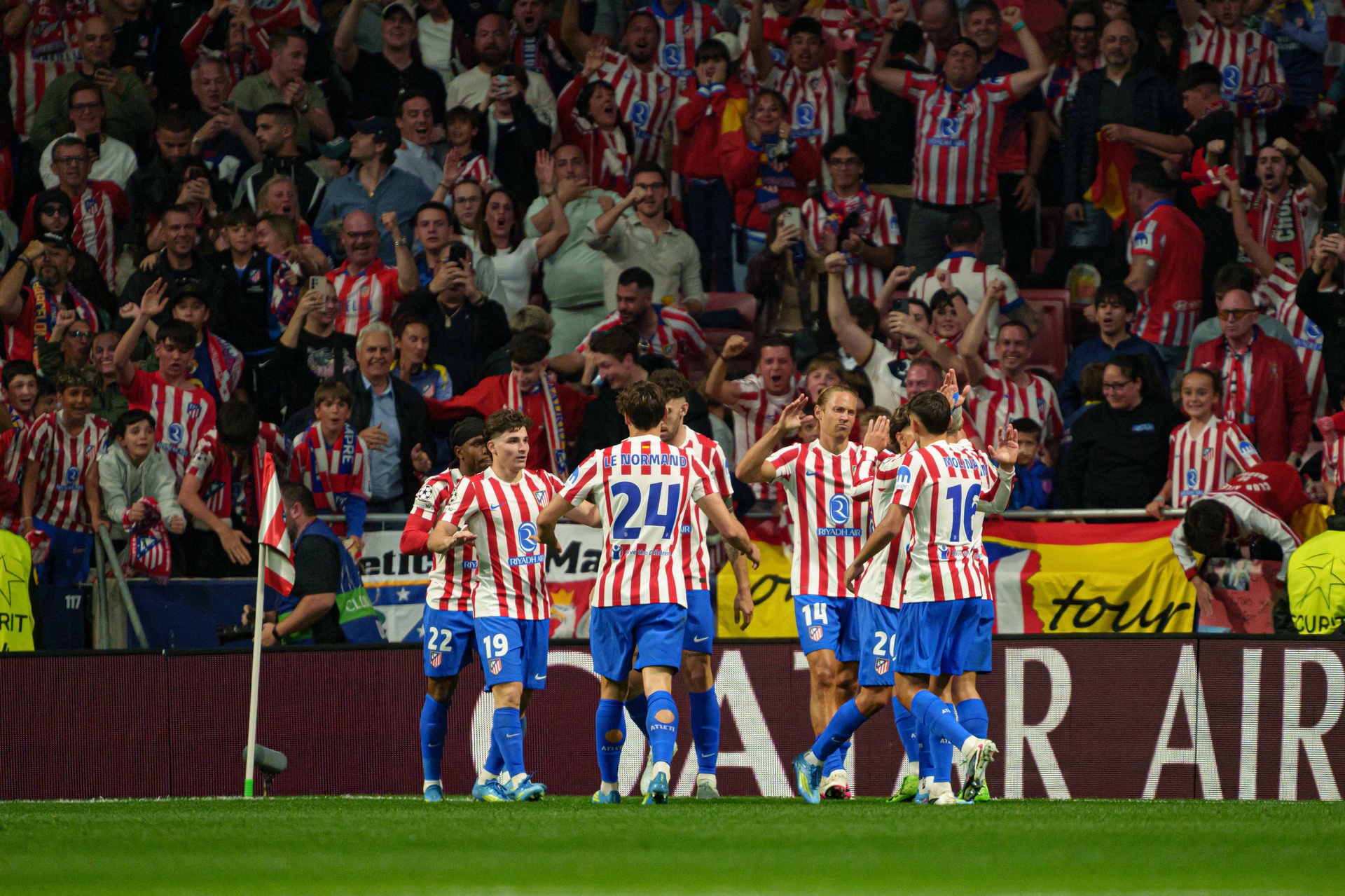 Atletico przetrwało szturm Barcelony, "Blaugrana" kończyła w osłabieniu. Liverpool zmiażdżony [RELACJA]
